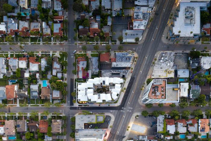 BIM建筑|MAD美国首个项目“比弗利山丘庭院”竣工，“山坡”上的小村庄