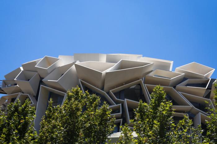 BIM建筑|多变折叠板拼成“蜂窝”般立面：伊朗绿地会议中心展览楼