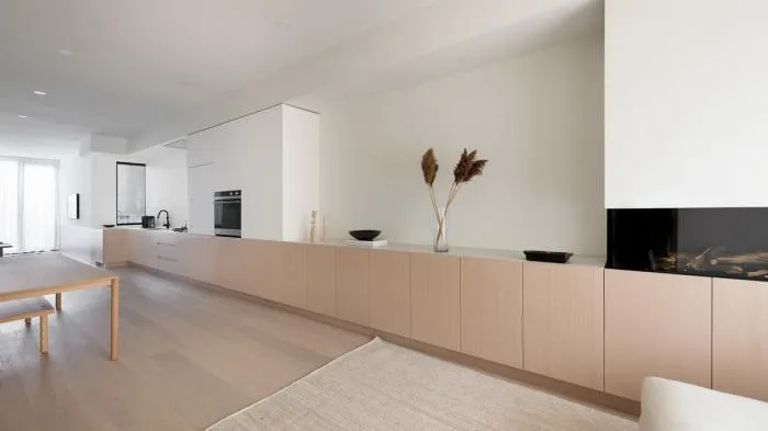 BIM建筑|波顿住宅：木质长橱柜贯通于细长空间 / StudioAC