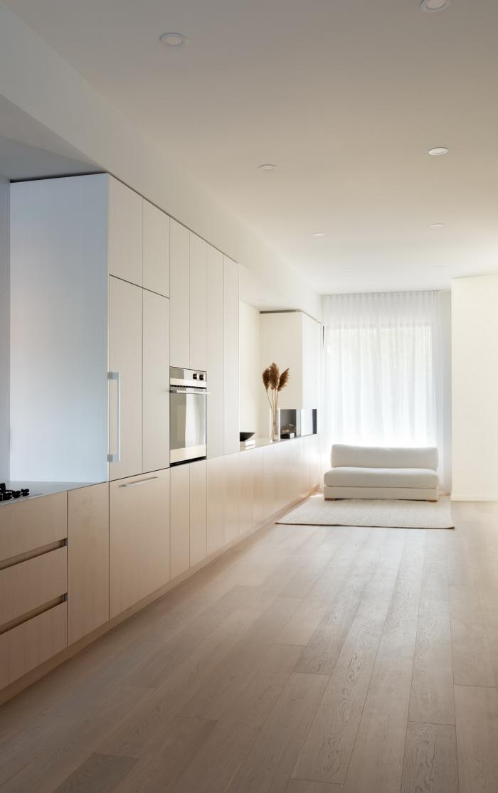 BIM建筑|波顿住宅：木质长橱柜贯通于细长空间 / StudioAC