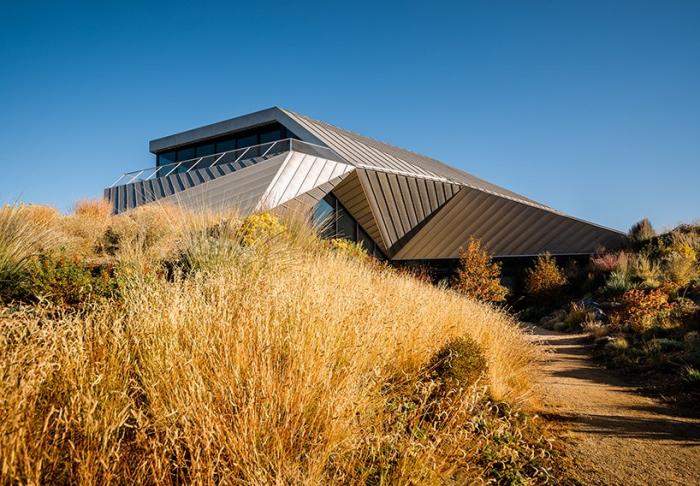 BIM建筑|美国西部荒漠中的“变形器”住宅 / OPA