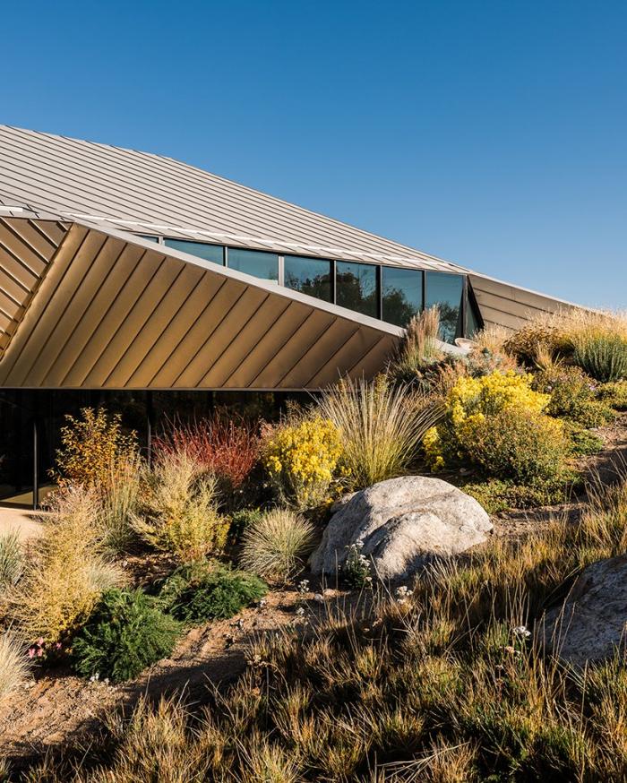 BIM建筑|美国西部荒漠中的“变形器”住宅 / OPA