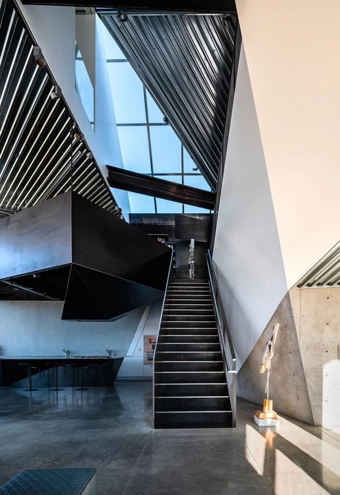 BIM建筑|美国西部荒漠中的“变形器”住宅 / OPA