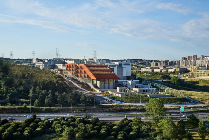 BIM建筑|沃兹耶因大学建筑与设计学院：“对角线”营造错动与平衡 / ARK-itecture