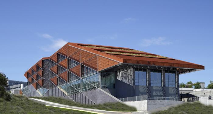 BIM建筑|沃兹耶因大学建筑与设计学院：“对角线”营造错动与平衡 / ARK-itecture