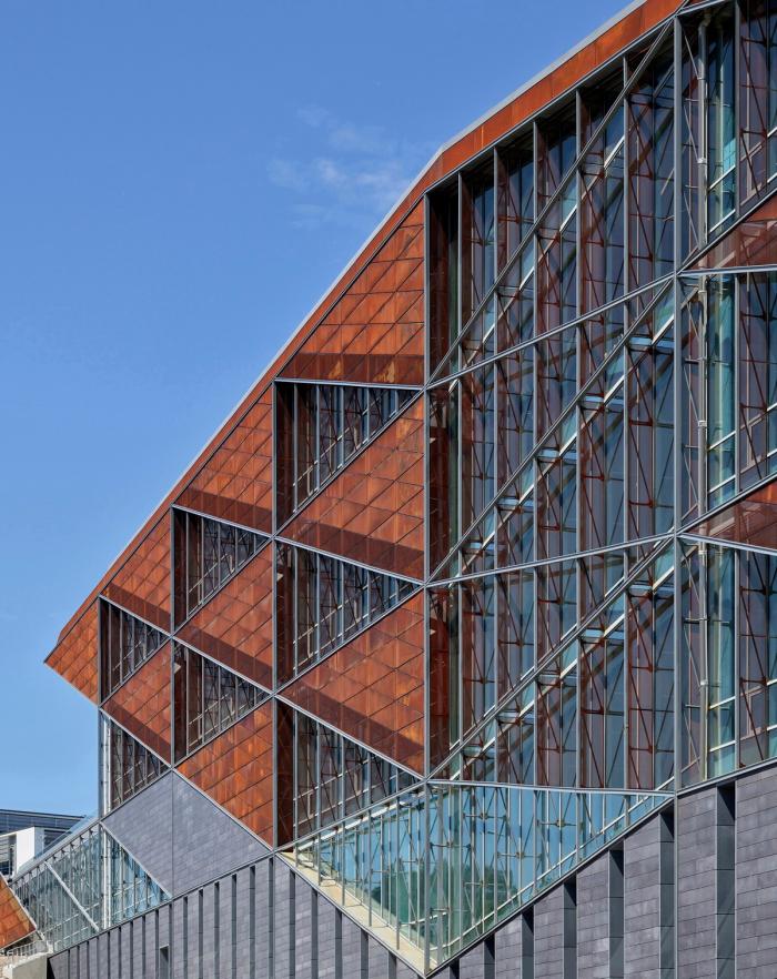 BIM建筑|沃兹耶因大学建筑与设计学院：“对角线”营造错动与平衡 / ARK-itecture