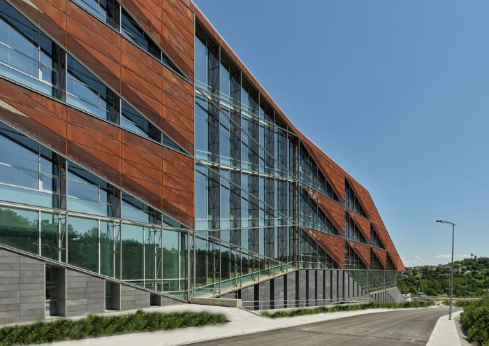 BIM建筑|沃兹耶因大学建筑与设计学院：“对角线”营造错动与平衡 / ARK-itecture