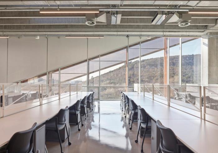 BIM建筑|沃兹耶因大学建筑与设计学院：“对角线”营造错动与平衡 / ARK-itecture