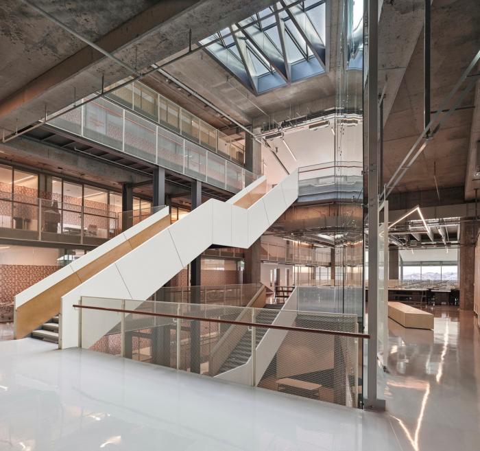 BIM建筑|沃兹耶因大学建筑与设计学院：“对角线”营造错动与平衡 / ARK-itecture