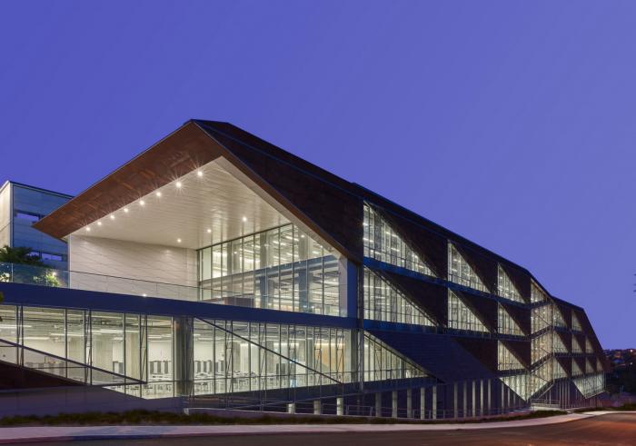 BIM建筑|沃兹耶因大学建筑与设计学院：“对角线”营造错动与平衡 / ARK-itecture