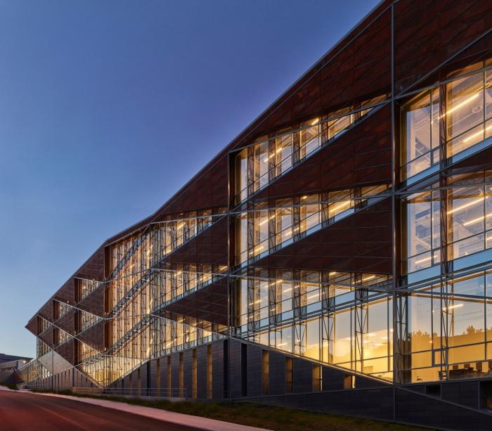 BIM建筑|沃兹耶因大学建筑与设计学院：“对角线”营造错动与平衡 / ARK-itecture