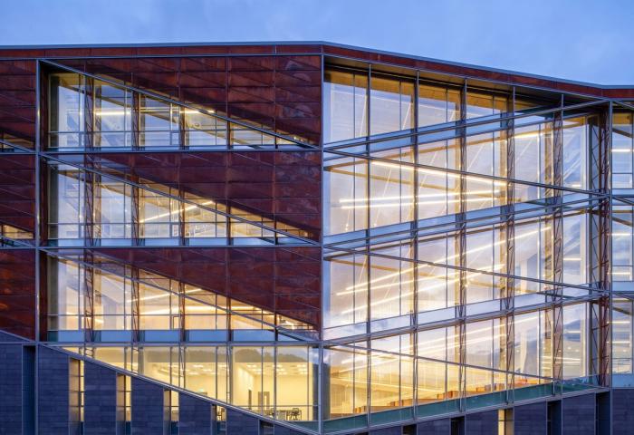 BIM建筑|沃兹耶因大学建筑与设计学院：“对角线”营造错动与平衡 / ARK-itecture