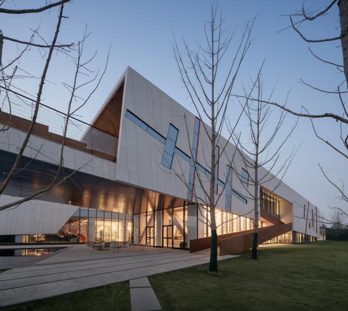 BIM建筑|一幅立体“至上主义”抽象画——西安绿地能源艺术中心 / 上海日清建筑设计