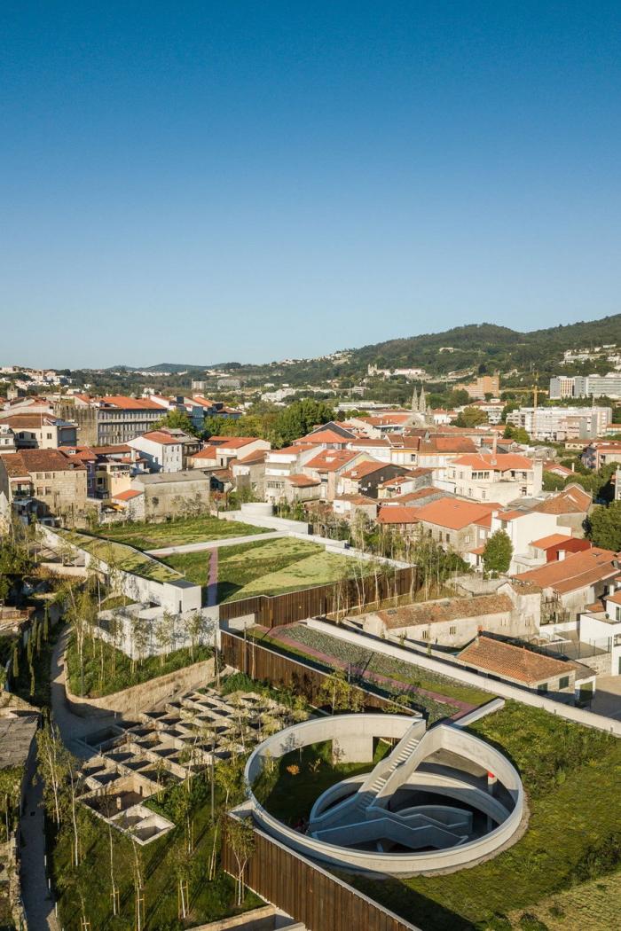 BIM建筑|旋转的地下“陀螺”：汽车公园“Caldeiroa” / Pitagoras Group