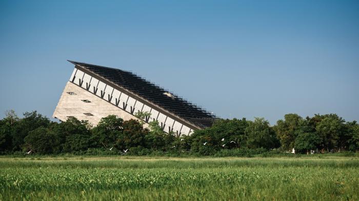 BIM建筑|泰国农业部金禧年博物馆，“倾倒”的大楼 / Plan Architect