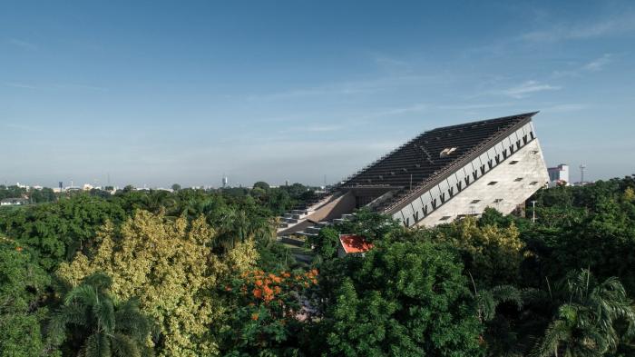 BIM建筑|泰国农业部金禧年博物馆，“倾倒”的大楼 / Plan Architect