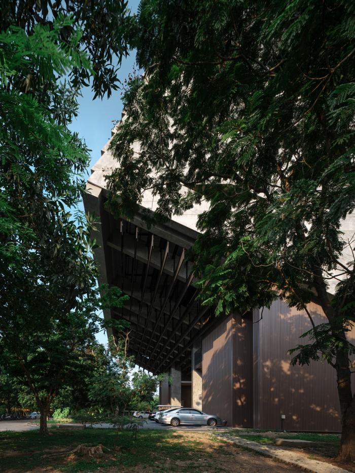 BIM建筑|泰国农业部金禧年博物馆，“倾倒”的大楼 / Plan Architect