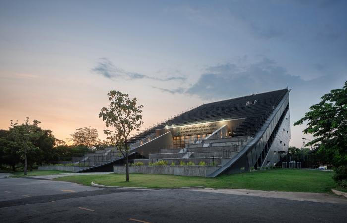 BIM建筑|泰国农业部金禧年博物馆，“倾倒”的大楼 / Plan Architect