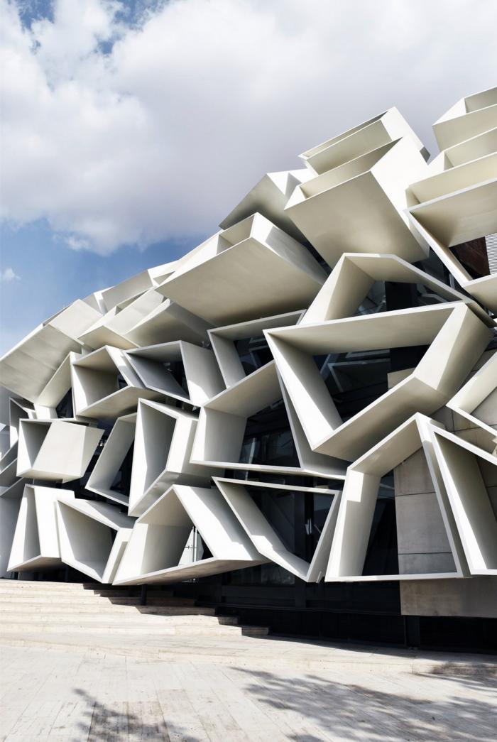 BIM建筑|多变折叠板拼成“蜂窝”般立面：伊朗绿地会议中心展览楼