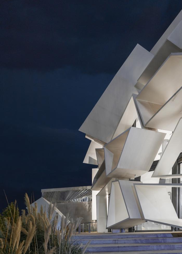 BIM建筑|多变折叠板拼成“蜂窝”般立面：伊朗绿地会议中心展览楼