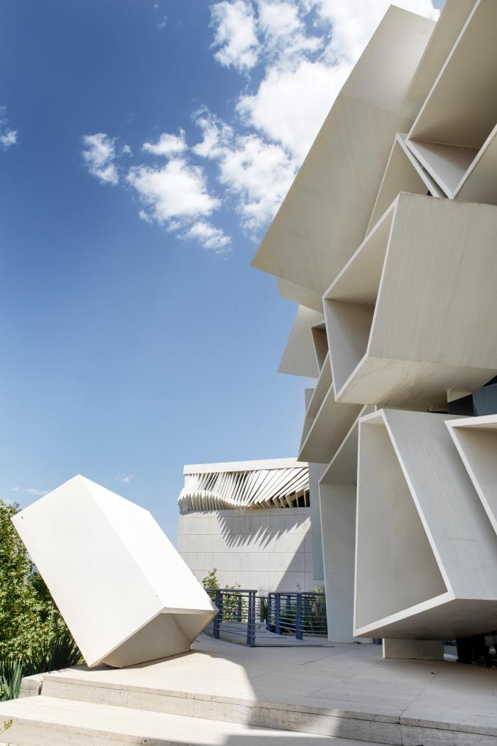 BIM建筑|多变折叠板拼成“蜂窝”般立面：伊朗绿地会议中心展览楼