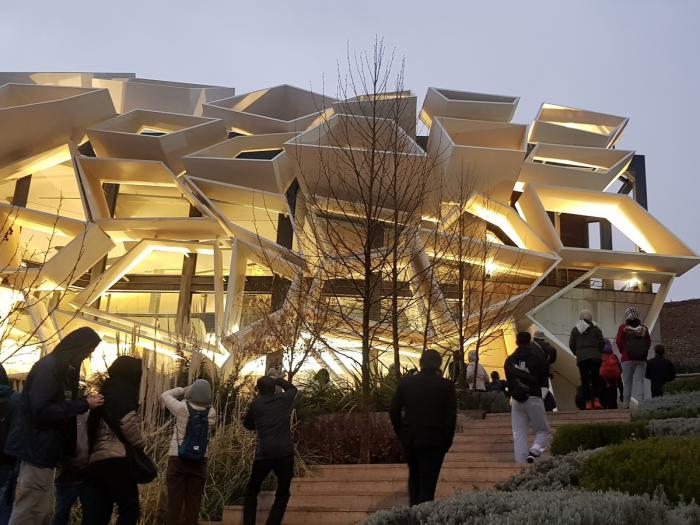 BIM建筑|多变折叠板拼成“蜂窝”般立面：伊朗绿地会议中心展览楼