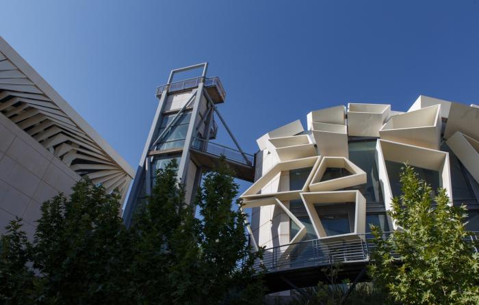 BIM建筑|多变折叠板拼成“蜂窝”般立面：伊朗绿地会议中心展览楼