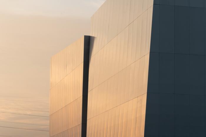 BIM建筑|荒野上的汉白玉——水发·信息小镇产业展示中心 / aoe|事建组