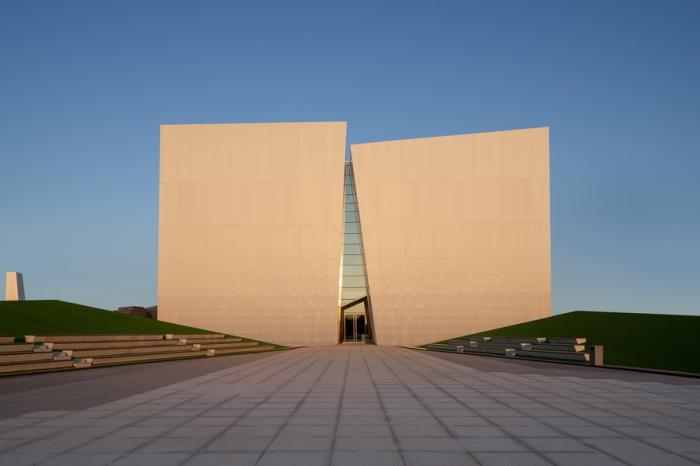 BIM建筑|荒野上的汉白玉——水发·信息小镇产业展示中心 / aoe|事建组