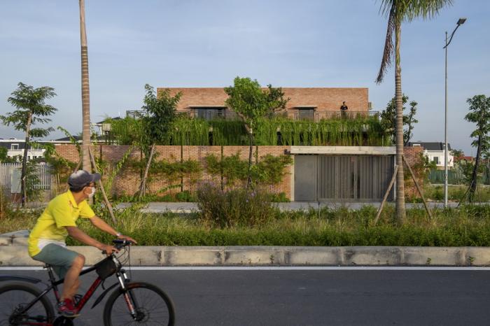 BIM建筑|闲赏庭院，静观游鱼：越南绿幕住宅 / HGAA