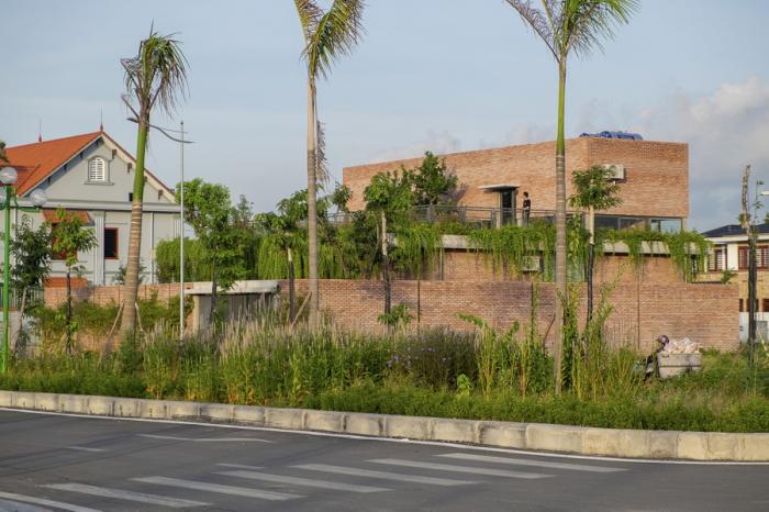 BIM建筑|闲赏庭院，静观游鱼：越南绿幕住宅 / HGAA