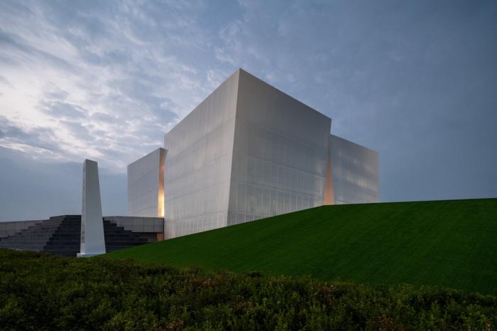 BIM建筑|荒野上的汉白玉——水发·信息小镇产业展示中心 / aoe|事建组