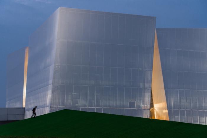 BIM建筑|荒野上的汉白玉——水发·信息小镇产业展示中心 / aoe|事建组