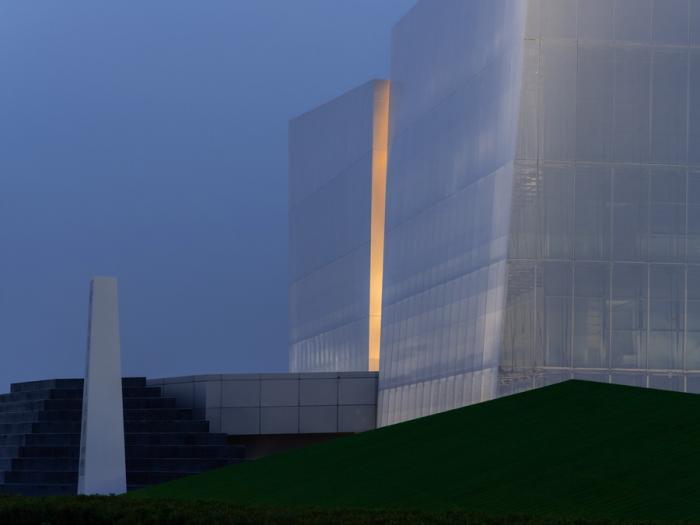 BIM建筑|荒野上的汉白玉——水发·信息小镇产业展示中心 / aoe|事建组