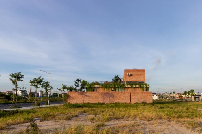 BIM建筑|闲赏庭院，静观游鱼：越南绿幕住宅 / HGAA