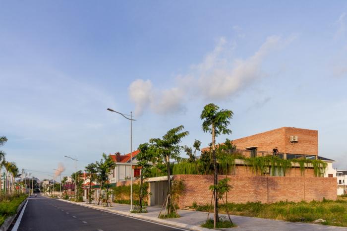 BIM建筑|闲赏庭院，静观游鱼：越南绿幕住宅 / HGAA