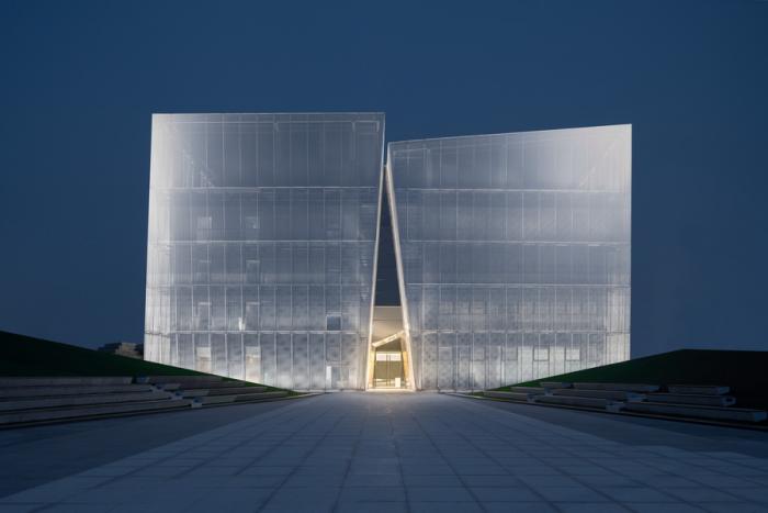 BIM建筑|荒野上的汉白玉——水发·信息小镇产业展示中心 / aoe|事建组