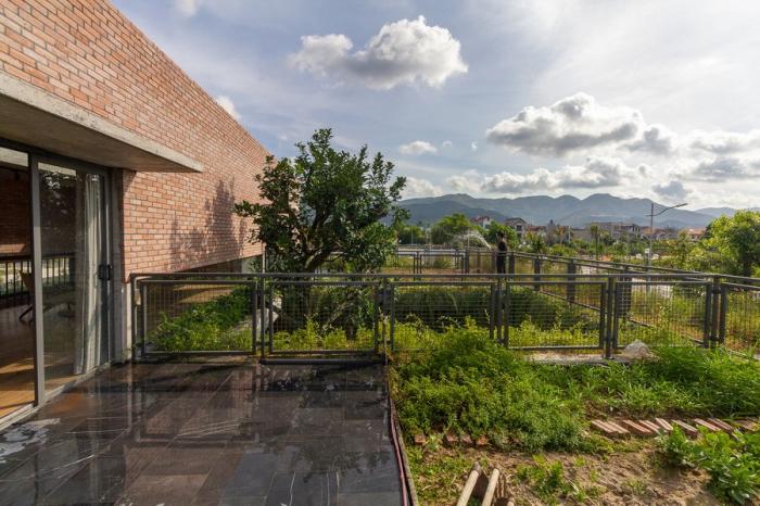 BIM建筑|闲赏庭院，静观游鱼：越南绿幕住宅 / HGAA