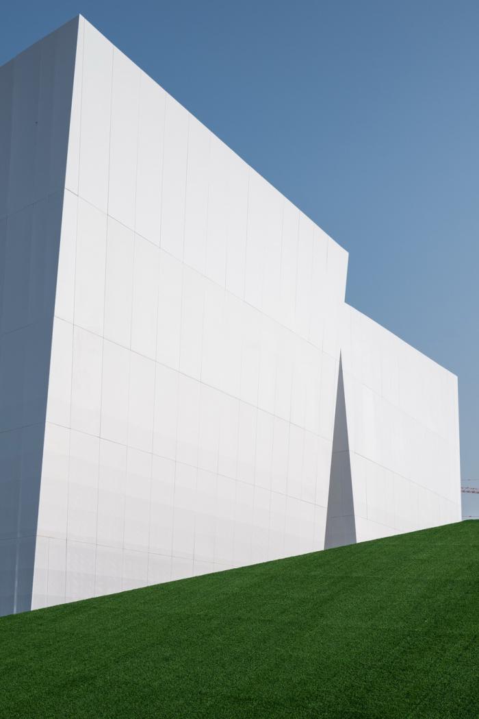 BIM建筑|荒野上的汉白玉——水发·信息小镇产业展示中心 / aoe|事建组