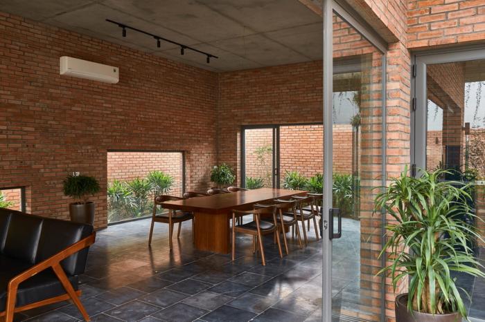 BIM建筑|闲赏庭院，静观游鱼：越南绿幕住宅 / HGAA