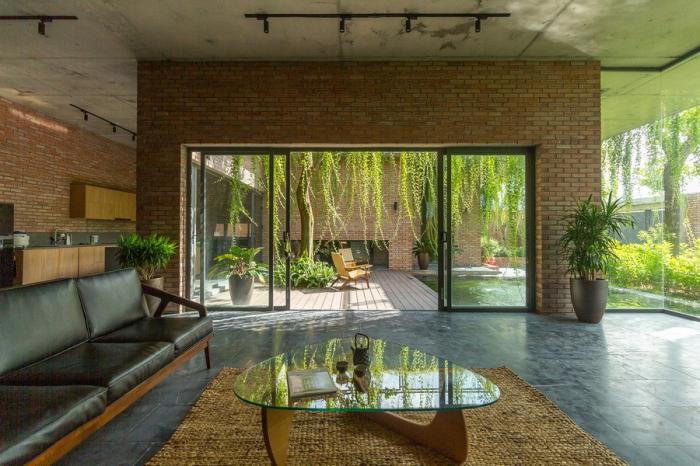 BIM建筑|闲赏庭院，静观游鱼：越南绿幕住宅 / HGAA