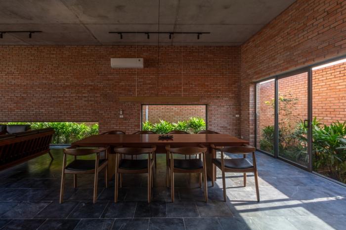 BIM建筑|闲赏庭院，静观游鱼：越南绿幕住宅 / HGAA