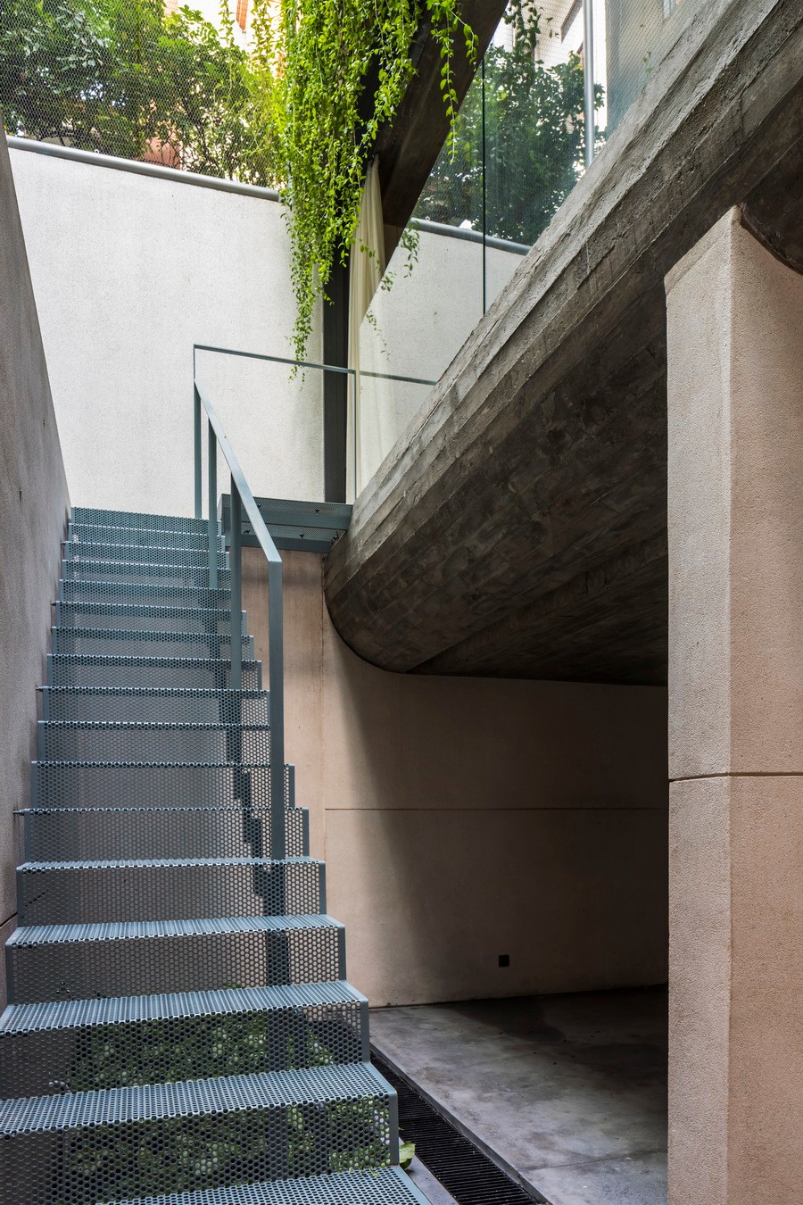 BIM建筑|越南Tan Dinh住宅，简居于“桥上” / MIA Design Studio