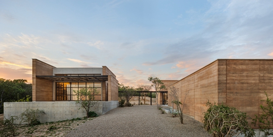 BIM建筑|里玛设计集团在洛斯·卡波斯设计夯土艺术中心