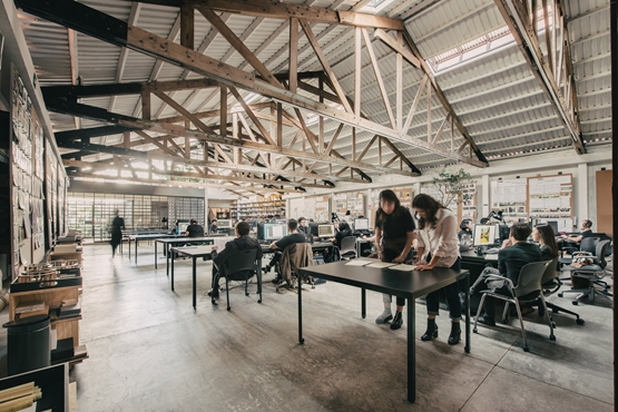 BIM建筑|埃斯拉维的办公室拥有“诚实的工业美学”