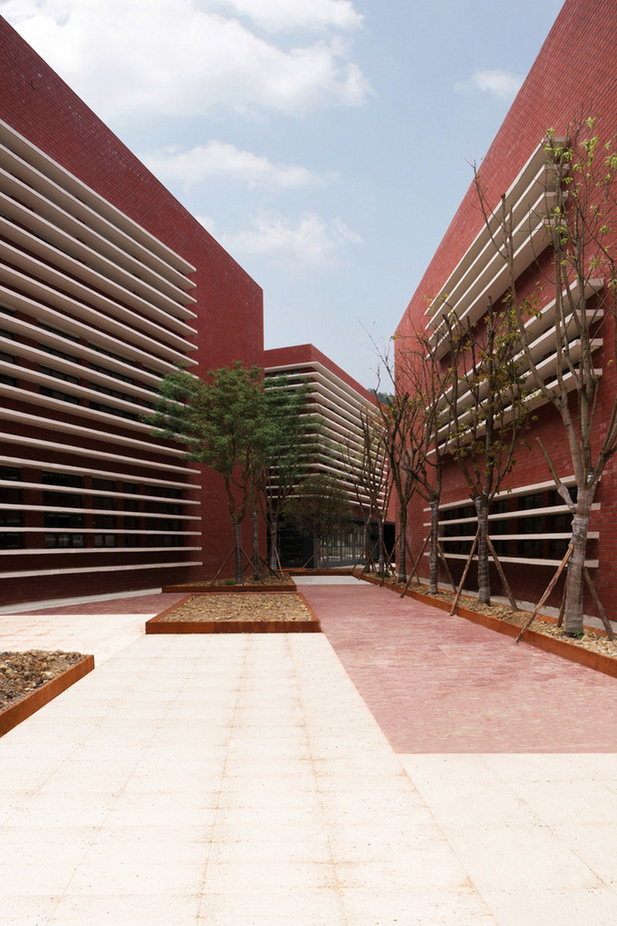 BIM建筑|黔南山地消防与应急救援训练中心 / 西线工作室