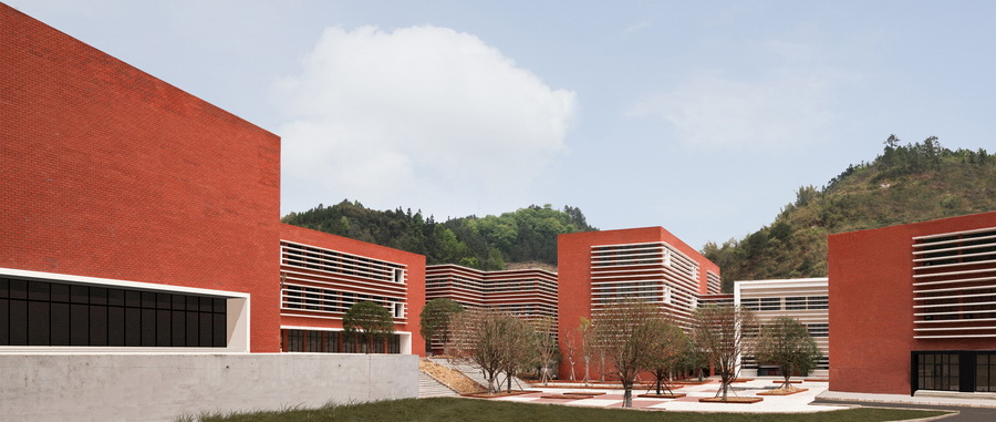 BIM建筑|黔南山地消防与应急救援训练中心 / 西线工作室