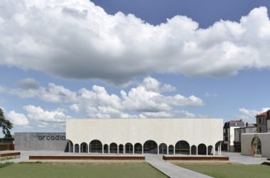 BIM建筑|“轨道建筑”在前法国修道院创造柱廊电影院-BIM建筑网