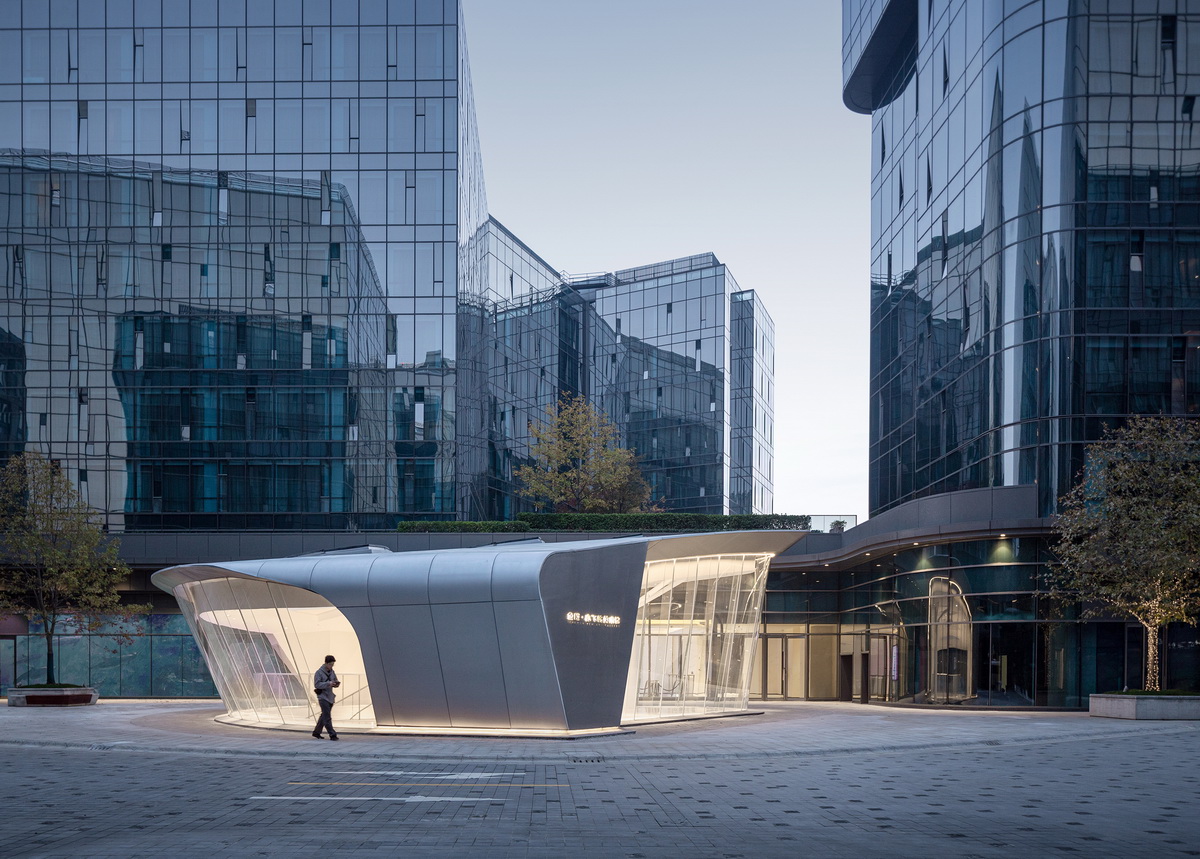 BIM建筑|上海虹桥首个当代艺术馆：一只“机翼”，跳脱于方盒子城市肌理 / 三益设计