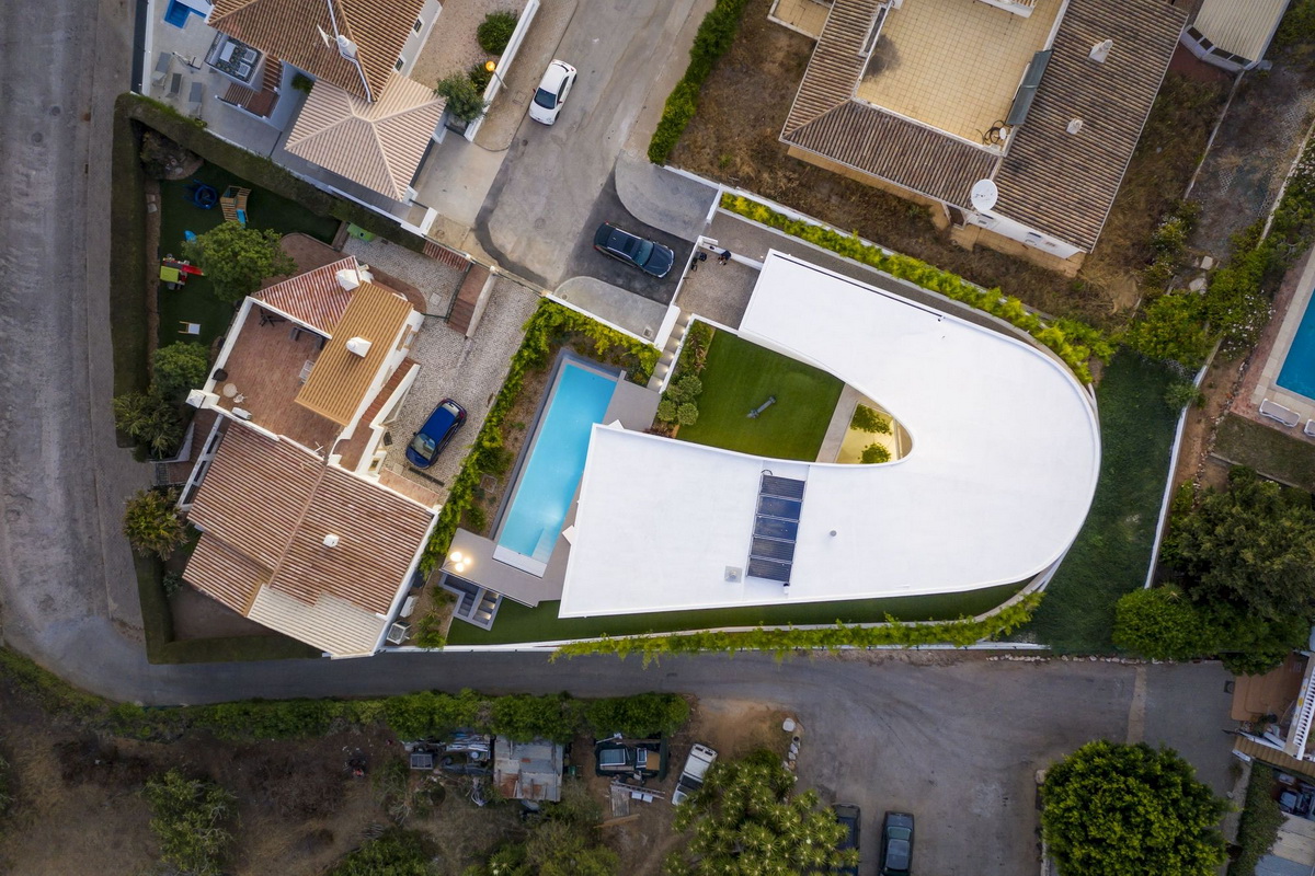 BIM建筑|葡萄牙 Dorfler 住宅，大胆而优雅的曲线 / Vitor Vilhena Arquitectura